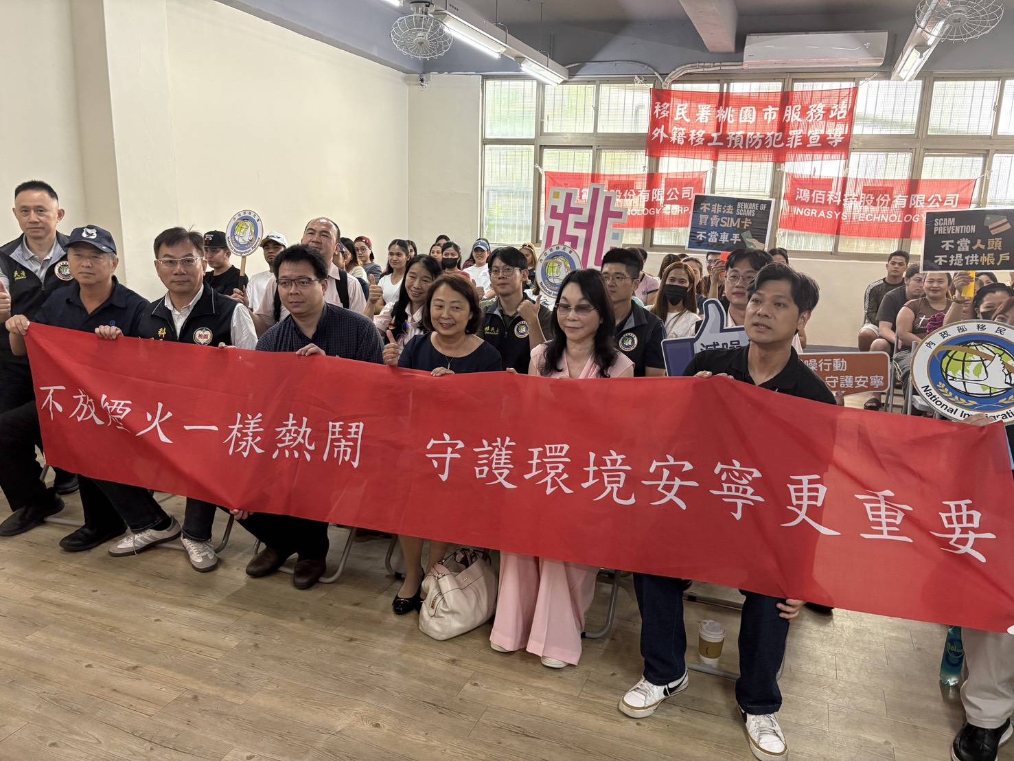 桃園環保局攜手移民署宣導防制違規燃放爆竹 以多國語言提高外籍勞工認知 違規最高可罰15萬元.jpg